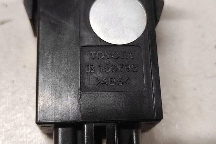 фото №1, Кнопка відкривання заливання пального toyota avensis _t25_ 156795 2.2l дизель