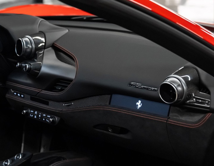 фото №13, Ferrari f8 tributo бардачок пасажира алькантара червона нитка ідеальний 892978