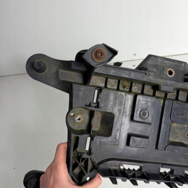 фото №10, Основа корпус кріплення акумулятора audi a3 8p vw golf 5 v oem номер 1k0915333