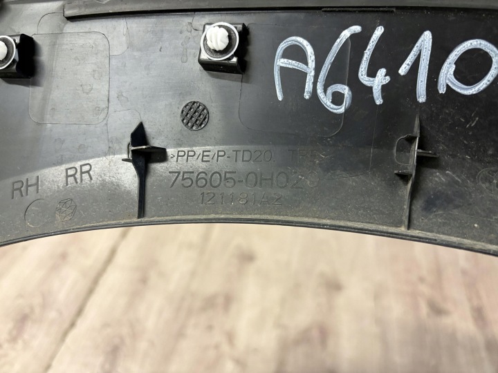 фото №10, Toyota aygo x молдинг крыльев правое зад 75651-0h010 75605-0h020 aygo x