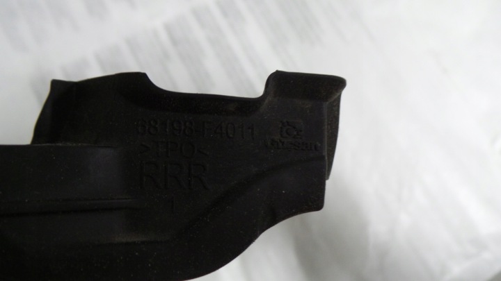 фото №6, Уплотнитель дверь toyota ch-r 68198-f4011 резиновая накладка стёкла дверь