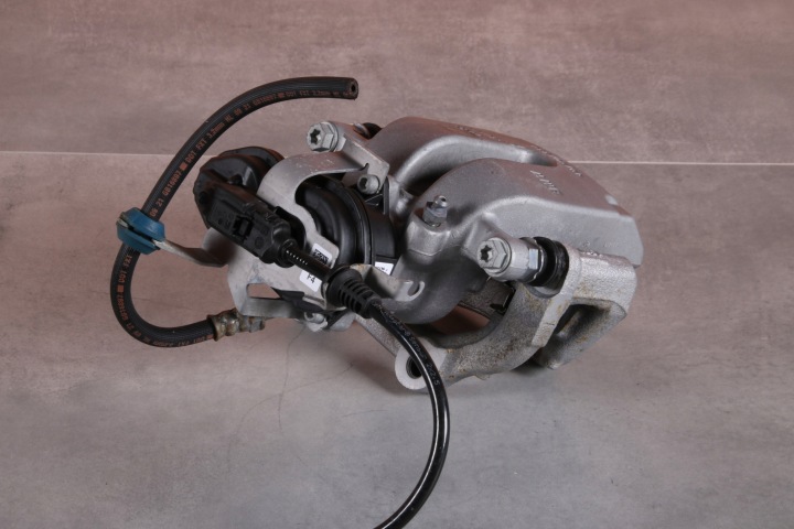 фото №6, Bmw g01 g30 g31 суппорт тормозной правое заднее зад 6870576 42/20/330 20 km !!