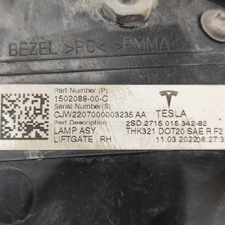 фото №7, Tesla модель y 2022 правая сторона лампы задней крышки багажника