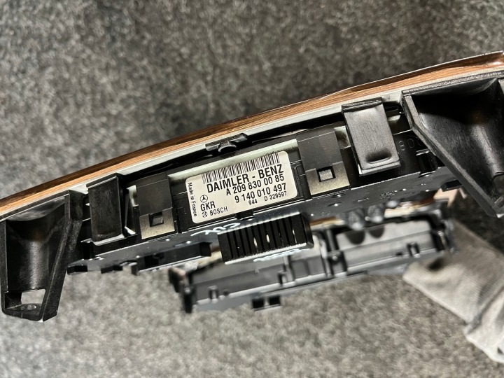 фото №11, Mercedes w209 clk панель воздуховод кондиционера рамка радио a2098300085