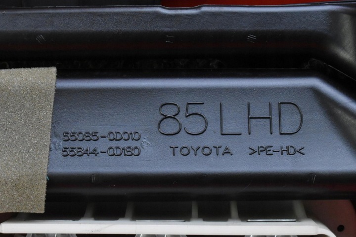 фото №15, Торпедо раздаточная консоль капот подушка eu toyota yaris 3 iii 10-14