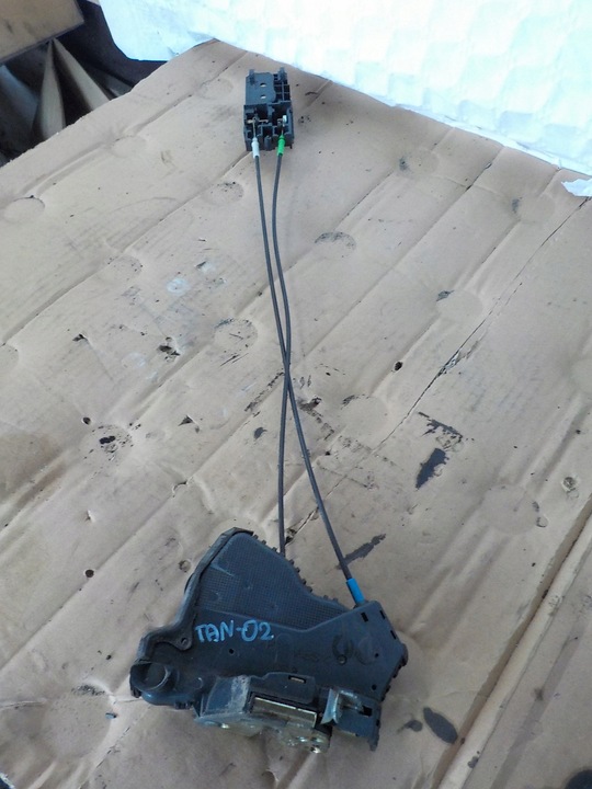 фото №1, Toyota avensis t25 2.2d-cat замок двері p. перед