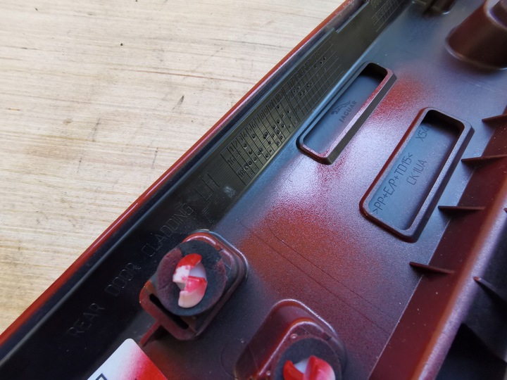 фото №11, Jaguar e-pace - планка двері лівий зад червона