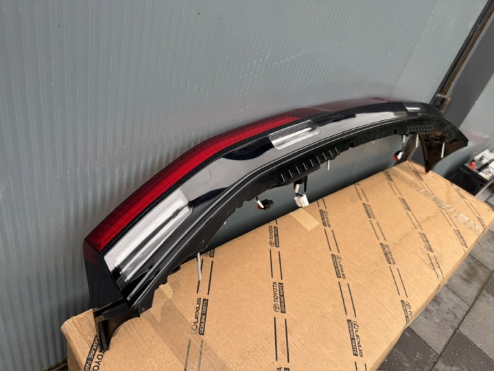 фото №8, Toyota c-hr ii 23- фара крышки багажника накладка зад 81580-f4220