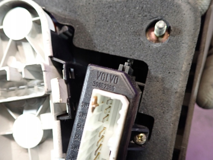 фото №9, Volvo v40 i универсал 96-00 лампа зад левая з крыльев 30801924