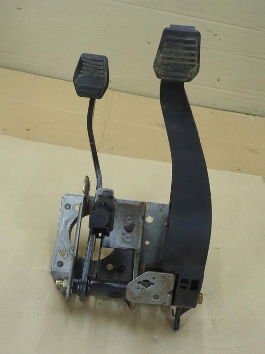 фото №1, Fiesta mk6 2002-2008 педаль сцепления тормоза педали европа