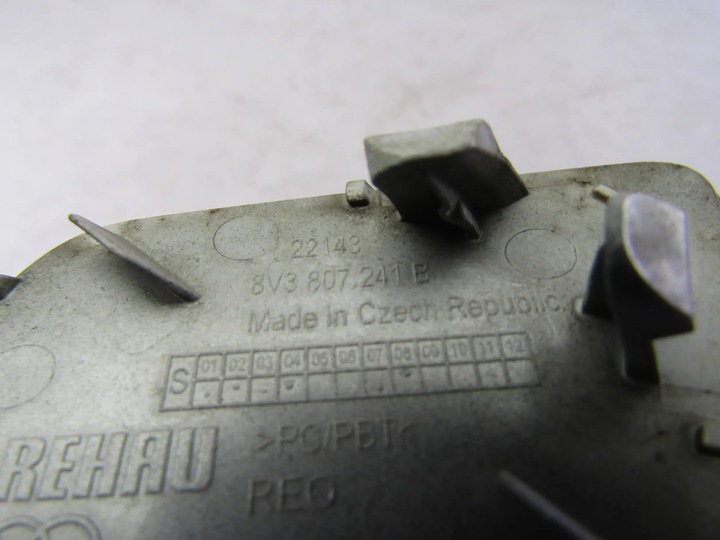 фото №8, Audi a3 8v заглушка фаркоп бампера перед 8v3807241b