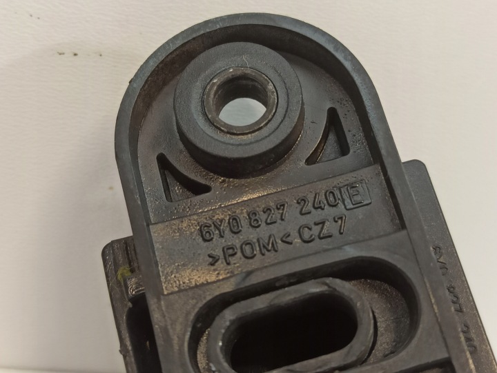 фото №5, Зачіп відбійник кришки зад skoda yeti 6y0827240e