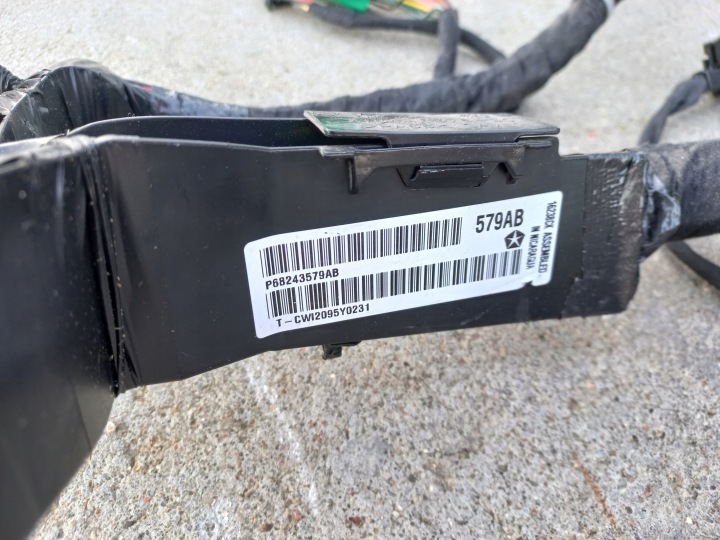 фото №8, Dodge ram 1500 15- установка панелі консолі harman 68243579ab usa