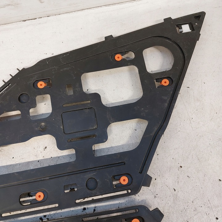 фото №13, Audi q2 шильдик решітка монтажна решітка стійка заднього ліва права