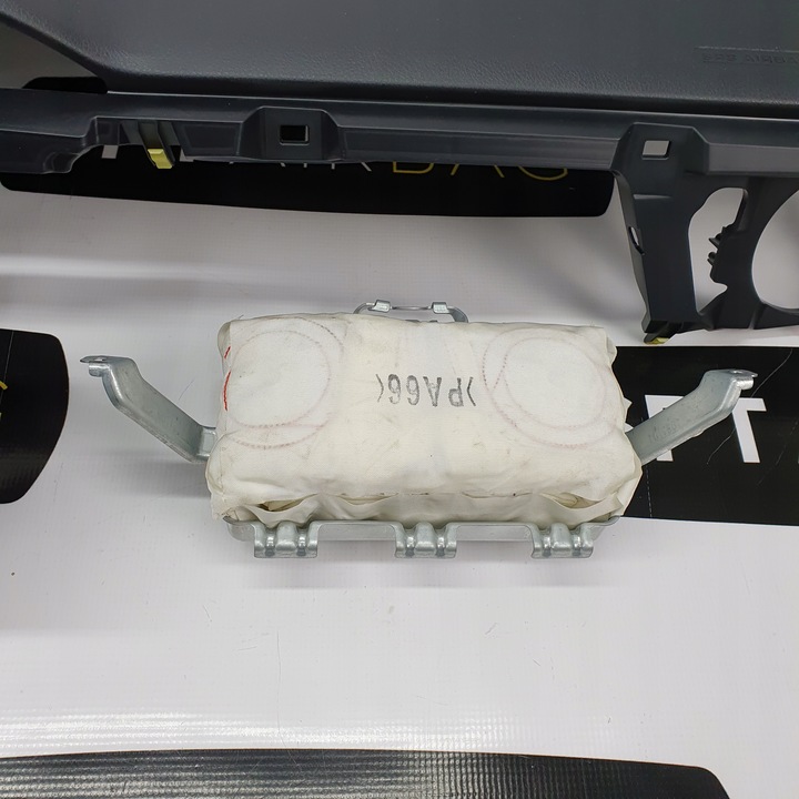 фото №8, Yaris iii 3 рестайлинг панель консоль подушки ремни подушка безопасности 2015 - 2020