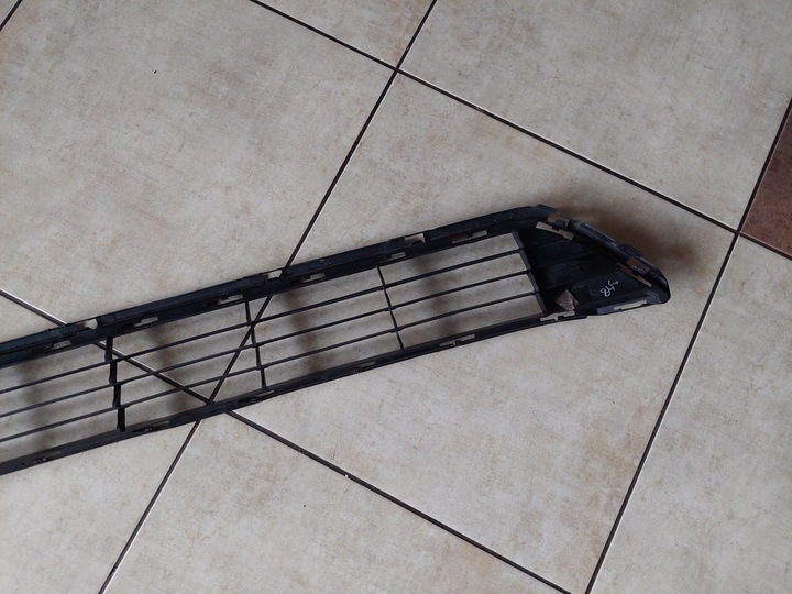 фото №8, Решётка бампера - средняя - toyota avensis t27 - рестайлинг