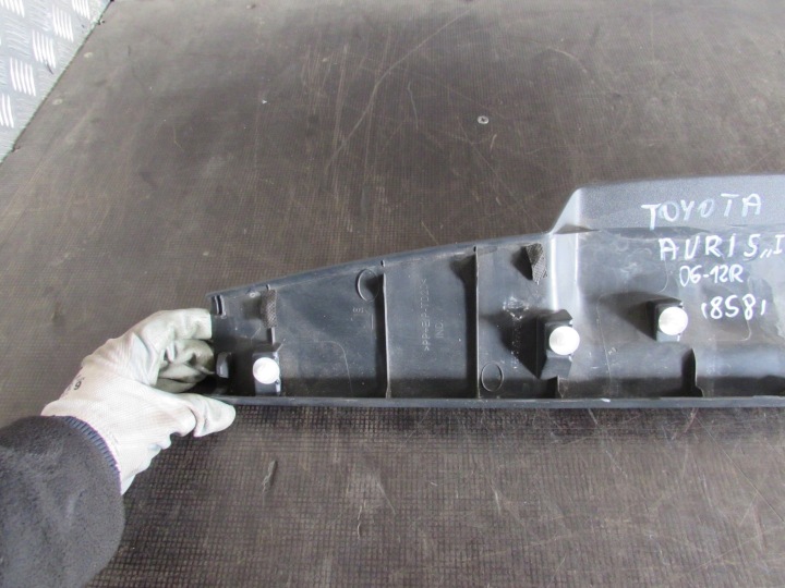 фото №6, Молдинг кришки зад 6479002030 toyota auris i 06-12 r.