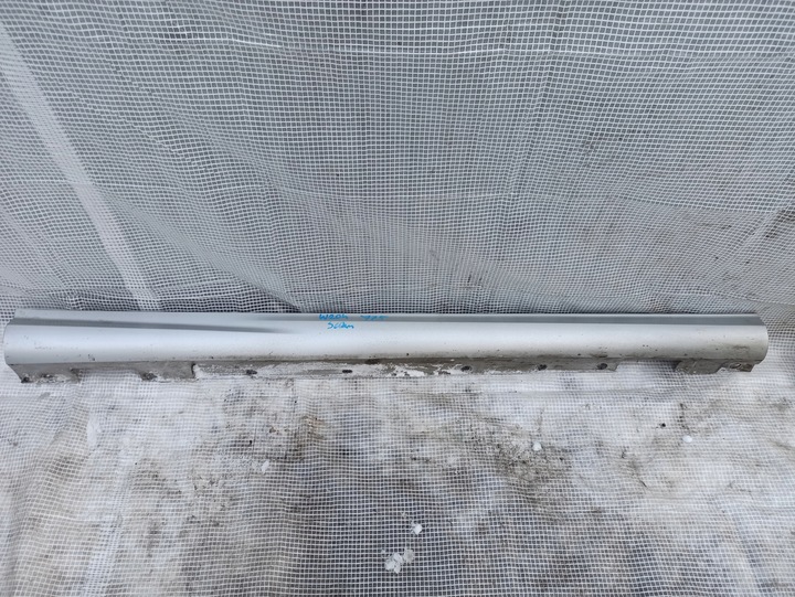 фото №1, Mercedes w204 c-klasa amg sedan планка пороговая правая накладка 775