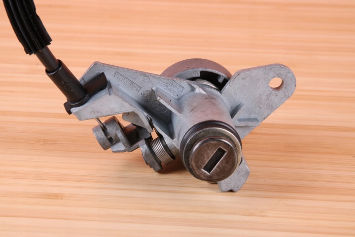 фото №7, Audi a8 d4 вставка замка крышки багажника 8f0827573