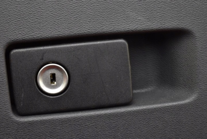 фото №8, Бардачок пассажира eu 39891975 volvo s70 v70 3 iii 07-16