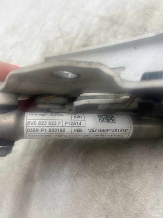 фото №9, Петля капота левое audi a3 8v ls9r патрон/заряд kpl 8v0823301 8v0823823f