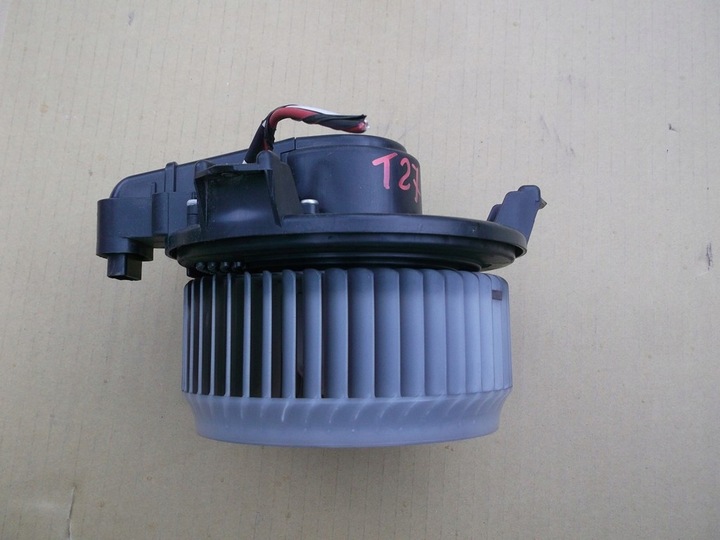 фото №1, Toyota avensis iiii t27 воздуходувка нагревателя