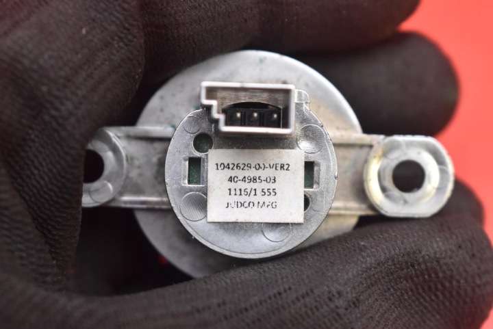 фото №7, Вимикач кнопка відкривання кришки 1042629-00 tesla модель x 90d 15-21