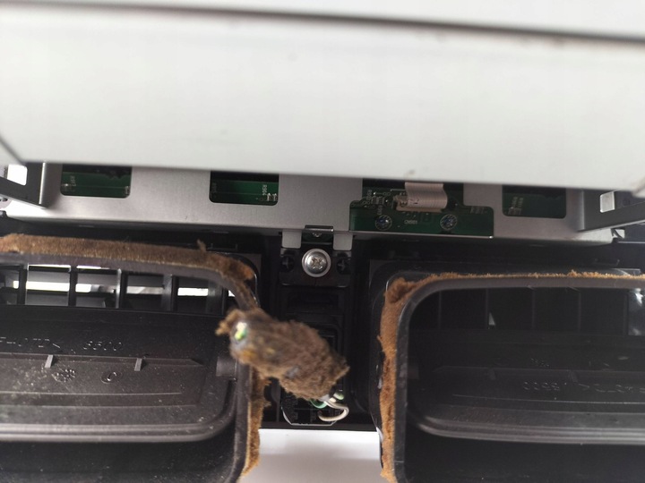 фото №12, Консоль середня радіо toyota avensis 8611005020