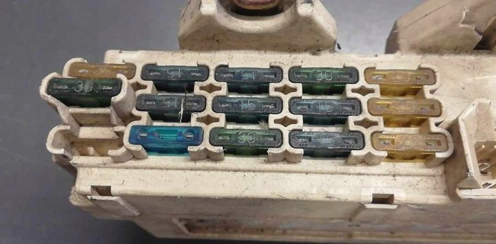 фото №6, Коробка запобіжників mazda 626 1996 2.0l