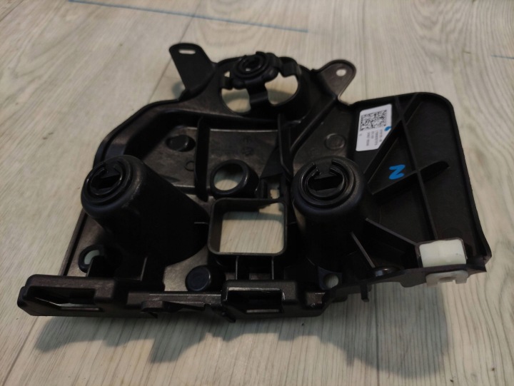фото №10, Bmw 2 u06 21- кронштейн   бампера ліве зад 8739139