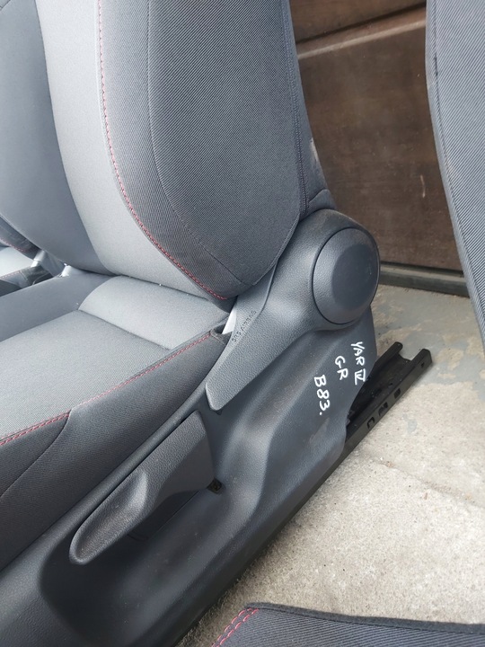 фото №7, Toyota yaris iv 1,5 гібрид сидіння перед зад лівий правий диван комплект gr