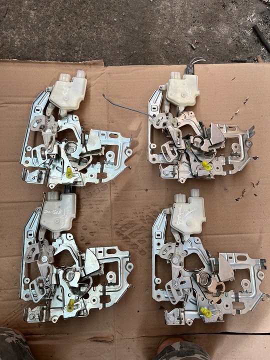 фото №1, Замок двері зад master movano iii 10-23 рік 8200766888j