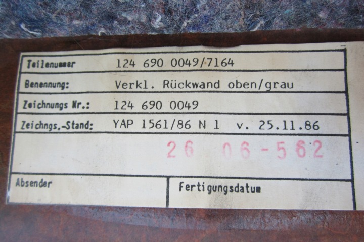 фото №7, Mercedes w124 e sedan полка багажника серый панель под лобовым стеклом подголовники жгут