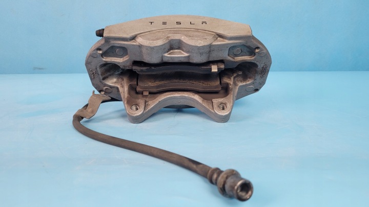 фото №12, Tesla модель 3 21r суппорт тормозной brembo левые перед 1044621-00-f