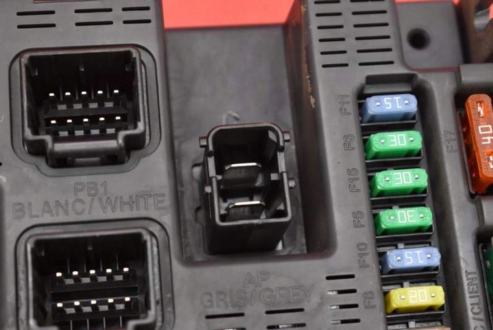 фото №9, Коробка предохранителей bsi 9663798180 peugeot 308 i t7 1.4 vti 95 km 07-11