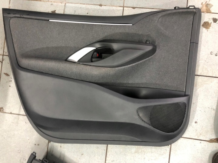 фото №13, Toyota yaris iv 2020- боковина обшивки двері комплект