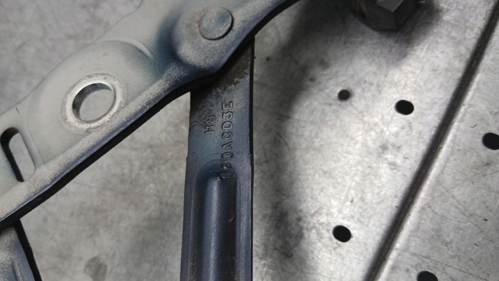 фото №4, Петля кришки volvo s60 i 2.4d5 03r