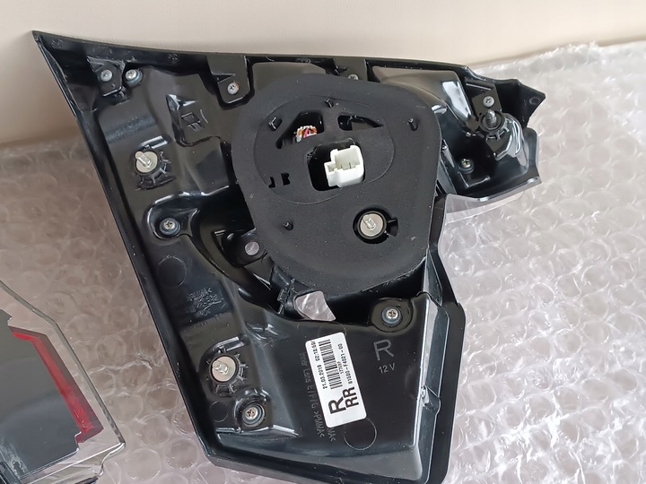 фото №8, Toyota chr ch-r рестайлинг лампа зад задняя правая комплект 2 szt. 81550-f4031-00