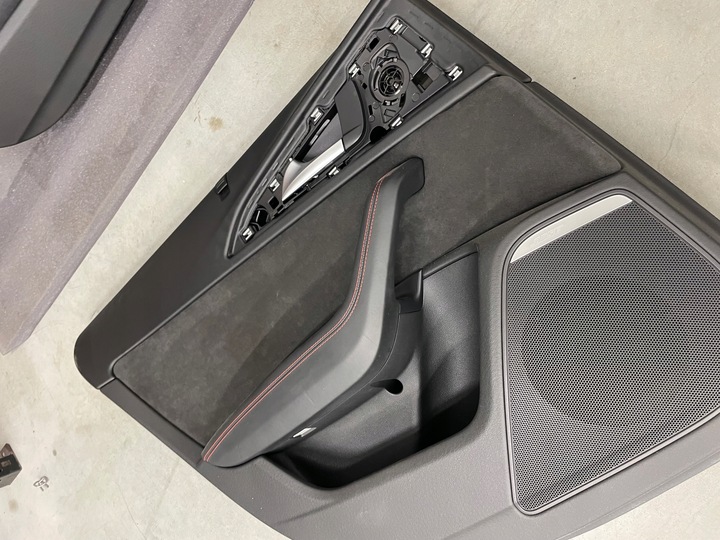 фото №6, Боковина обивка дверь a6 s6 c7 компетиция алькантара красная nić bose