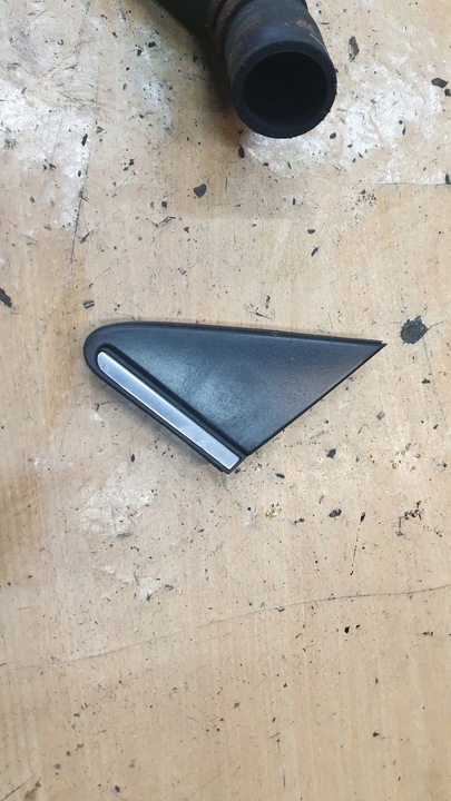 фото №1, Toyota avensis t25 рестайлинг заглушка треугольник w крыло левый перед