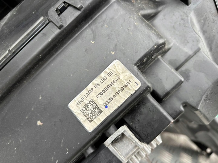 фото №13, Rivian r1t лампа левая правая перед c300000464 c300000465