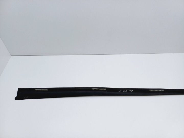 фото №6, Молдинг стёкла лобовой правое перед mercedes a w168 a1686700208 nr136