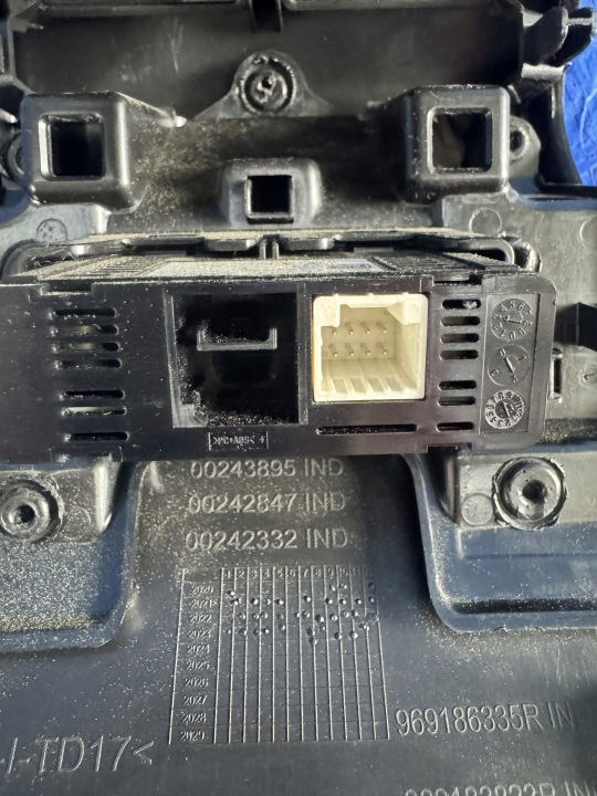 фото №11, Решётка воздуховод usb туннеля среднего renault megane v e-tech