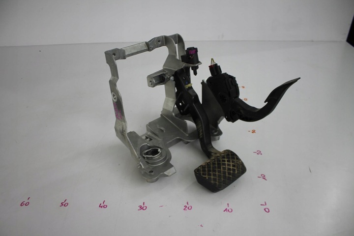 фото №1, Педаль gaz тормоз 8k1721117 audi a4 b8