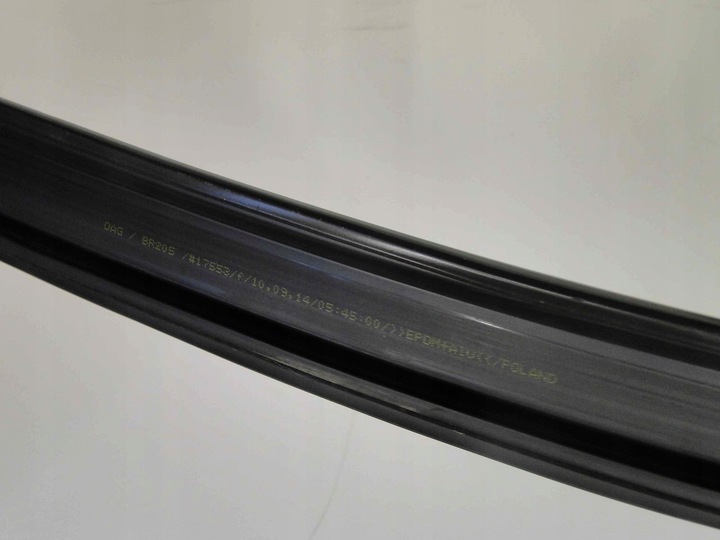 фото №10, Mercedes c w205 205 прокладка стёкла левый перед