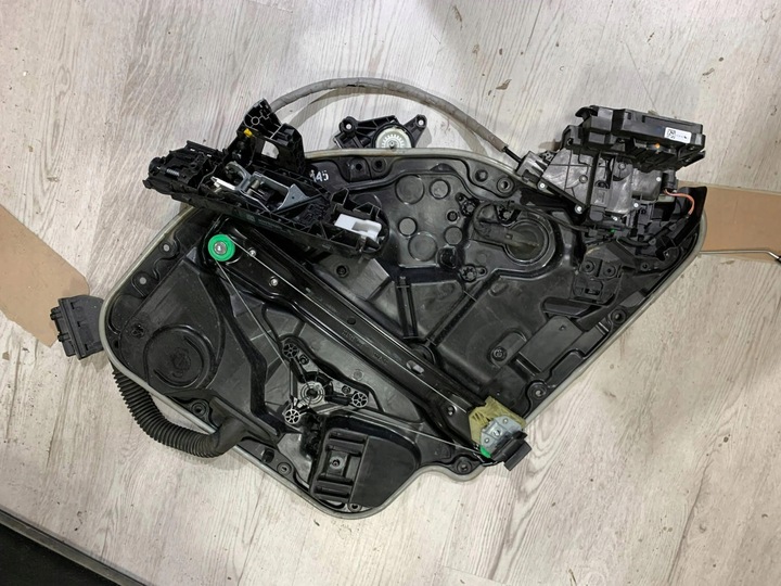 фото №7, Mercedes-benz c w205 2016 боковина дверь левый перед