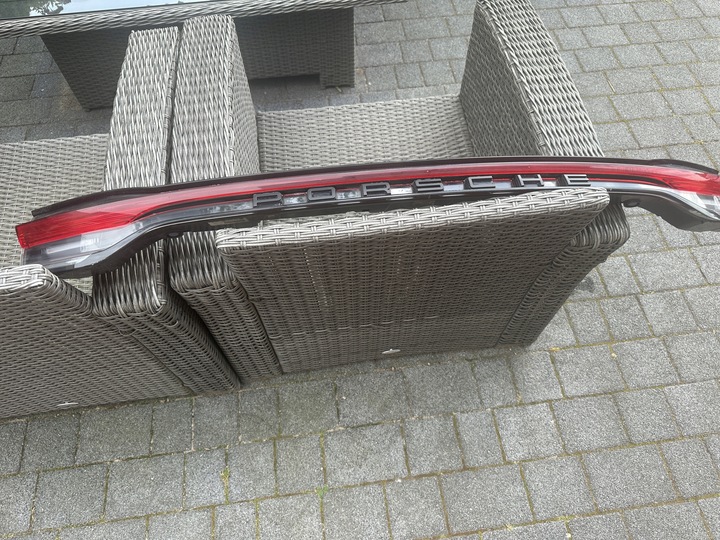 фото №11, Лампа права зад porsche macan накладка