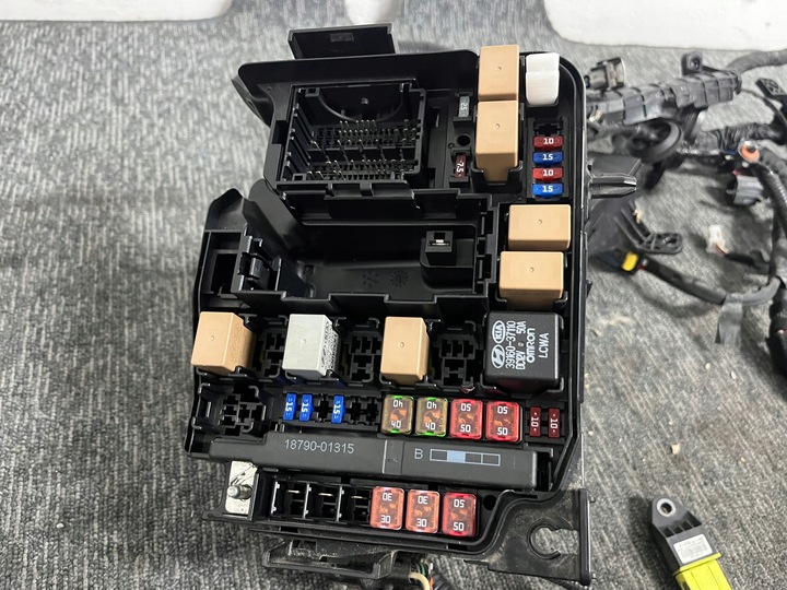 фото №12, Hyundai i40 коробка предохранителей установка оригинал