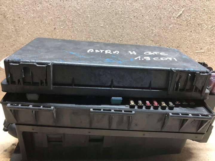 фото №5, Коробка запобіжників модуль uec astra h gtc iii 1.9cdti 13205784 5dk008668