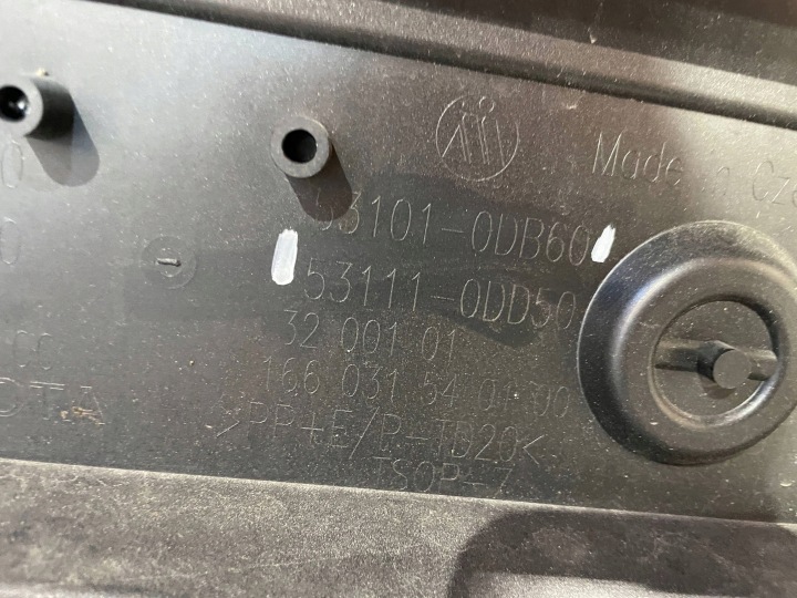 фото №10, Toyota yaris iv 4 xp210 20- бампер перед передний решётка решётка